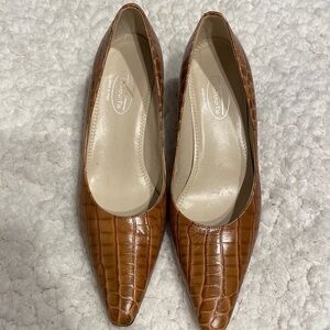 Womens Talbots brown heels size 7 M.  EUC